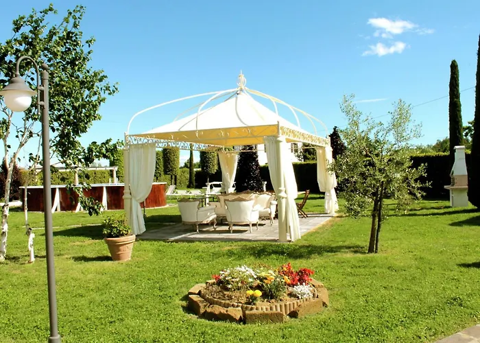 In Montecarlo With Pool And Scenic Views Tatil Evi